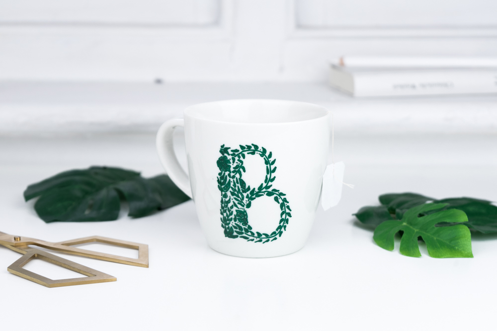 DIY Geschenkidee Muttertag botanische Monogramm Tasse basteln -schereleimpapier DIY und Upcycling Blog aus Berlin - kreative Tutorials für DIY Geschenke, DIY Möbel und DIY Deko zum Basteln