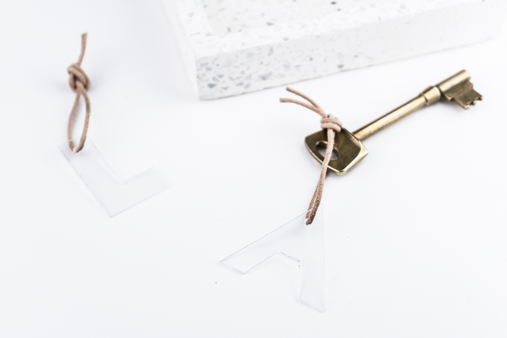 Plexiglas Leder Schlüsselanhänger basteln -schereleimpapier DIY und Upcycling Blog aus Berlin - kreative Tutorials für DIY Geschenke, DIY Möbel und DIY Deko zum Bastel