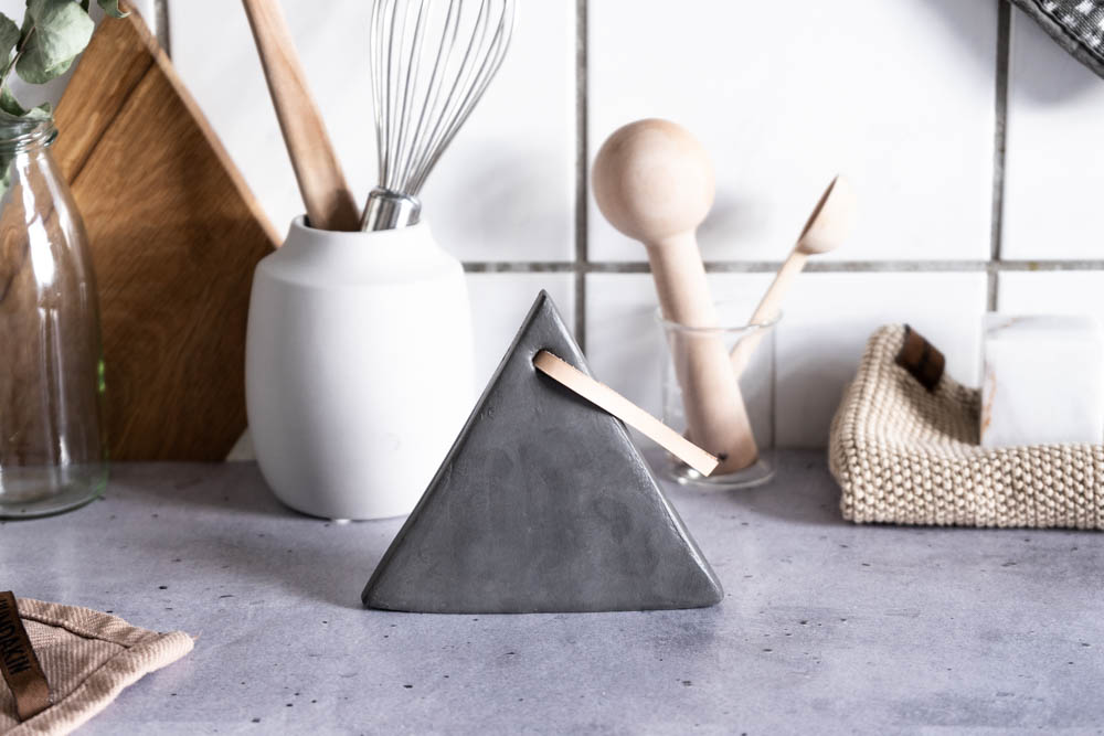 Geschenke aus Keramik selber machen: Schwarzer Ton & Leder