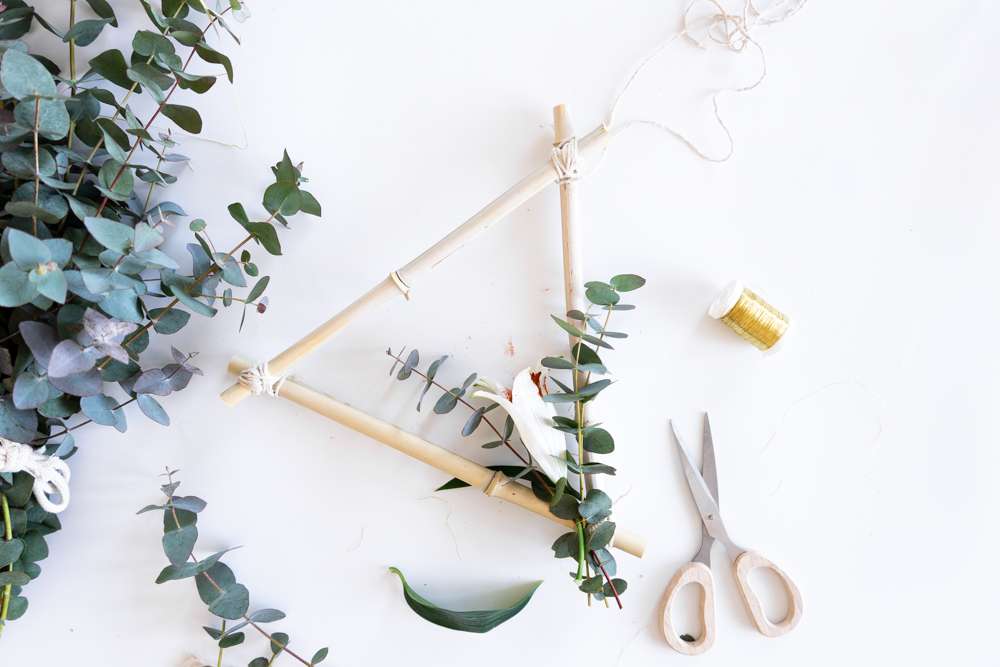 Frhlingsdeko basteln: DIY Kranz aus Bambus & frischen Blumen -